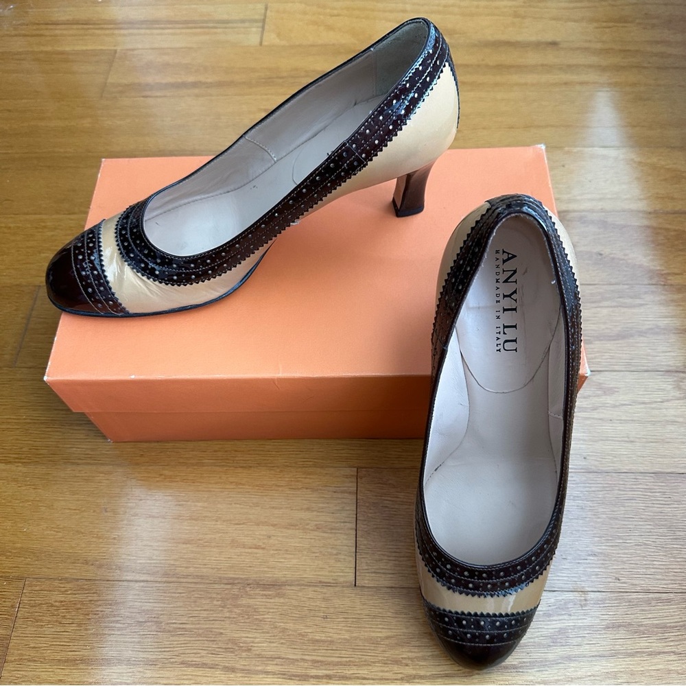 Anyi Lu tan and brown patent leather round toe pumps, size 39